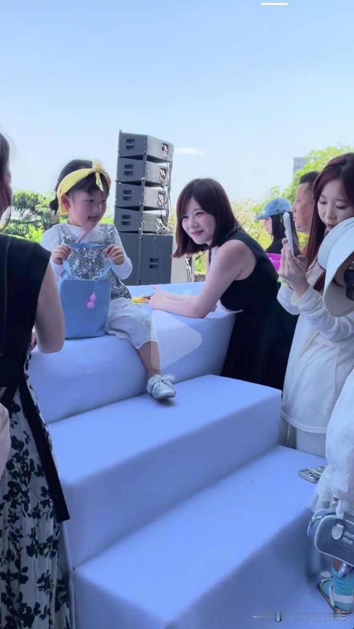 自从闪闪参加了国际时装周走秀，她妈看她的眼神都变了！那掩饰不住的喜欢都藏在了眼角