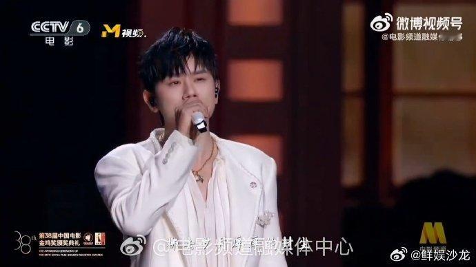 张杰一登场，舞台就闪耀！唱功稳得扎实，表现力燃到爆。谢娜在台下激动不已，全程热血