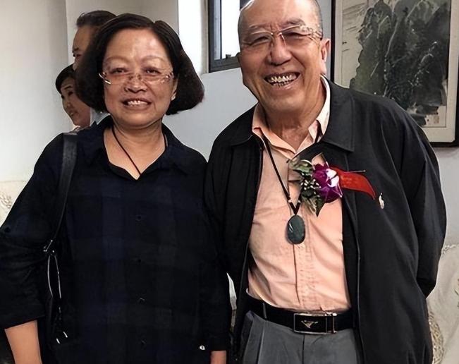 他有着国家一级演员的头衔，住着北京的大院子，有花不完的退休金，可90岁的他，连听