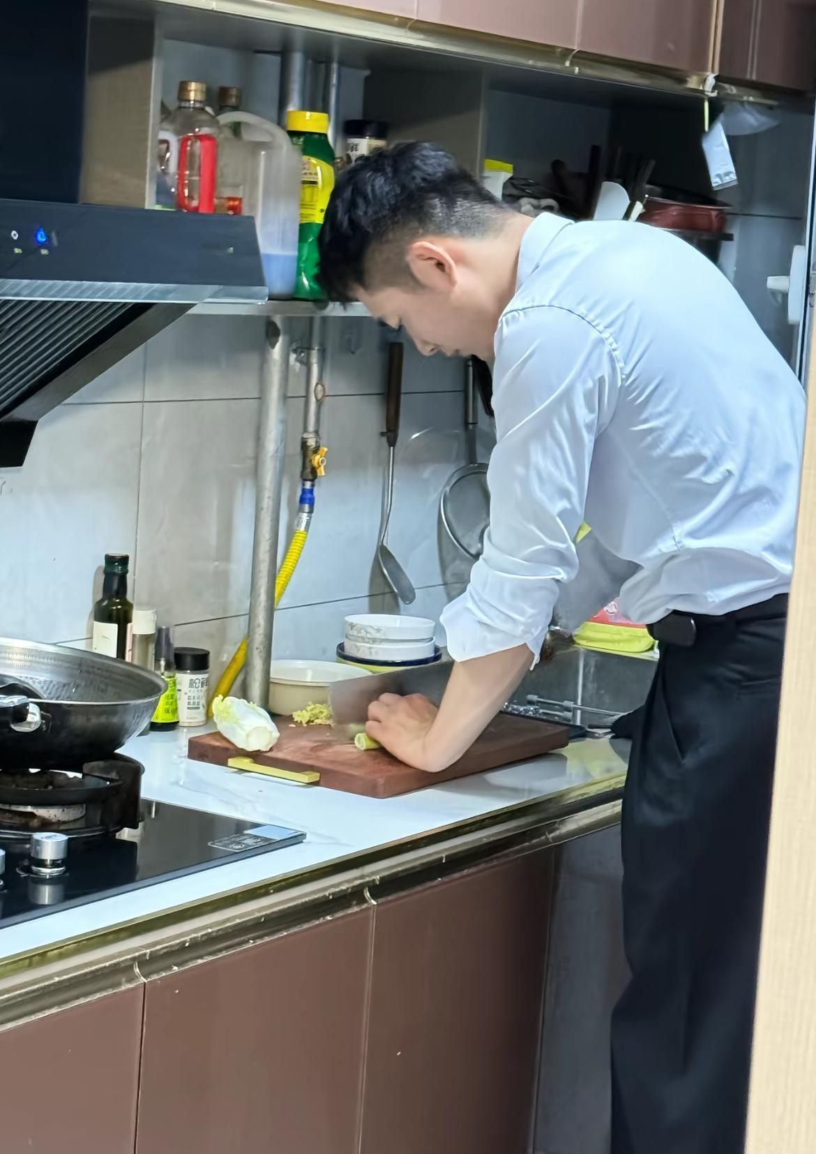 我儿子已经四年没上班了，但是我一点都不生气下午四点半，儿子准时骑电动车去接孙
