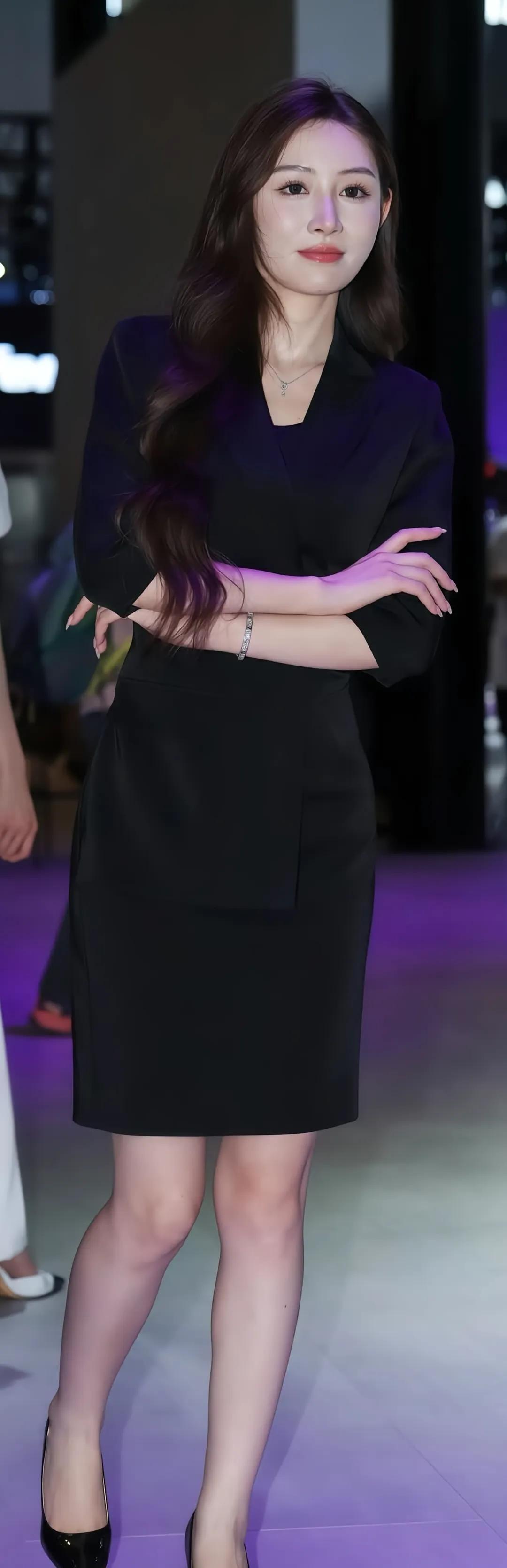 职场女性是否厌倦穿黑色西装?职场通勤如何穿出精英风采?车模谁最养眼职场女性