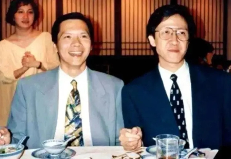 1992年，向华强去澳门拜访赌王，开门见山地说：“何老板，我们兄弟俩想在澳门做点生意，还请您老赏口饭