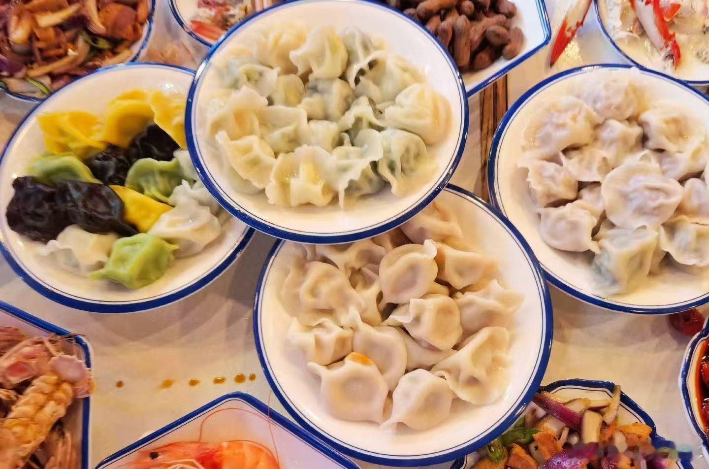 饺子一吃团圆味就有了冬天的幸福是一碗饺子给的北方人过冬标配饺子，白菜猪肉馅永远