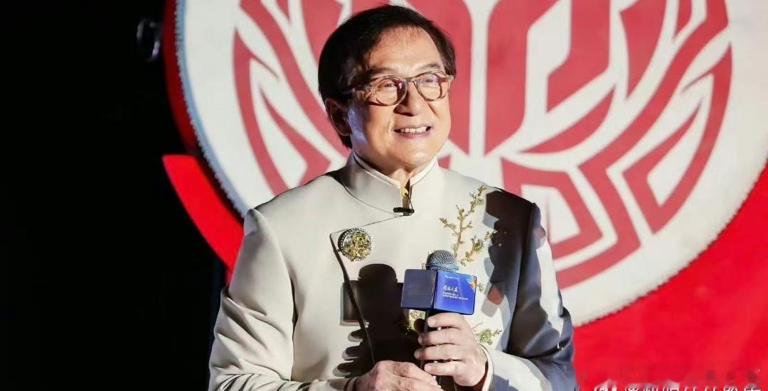 72岁的成龙还在满世界摇人这次直接摇到桂林当导游啦！带游客逛遍山水间，时不时来