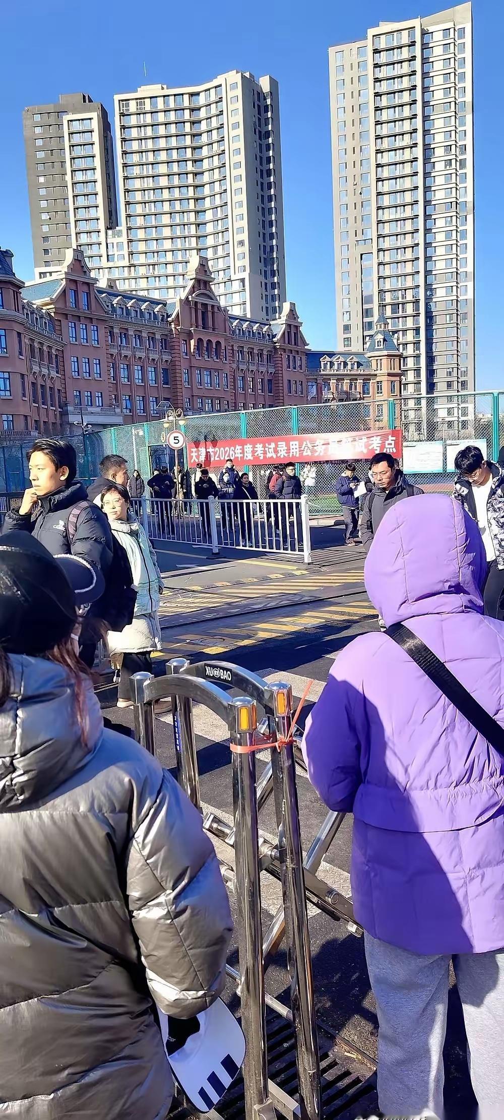 天津考公现场上演了一幕奇景：985研究生挤破头去争乡镇岗！这只“铁饭碗”现在还那