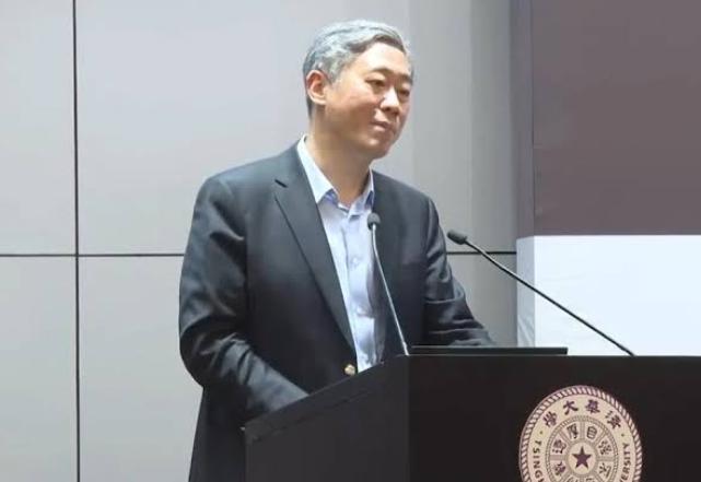 北京，清华教授李稻葵在公开论坛上罕见拍案：明确反对养老政策无限拖延。早年缴公
