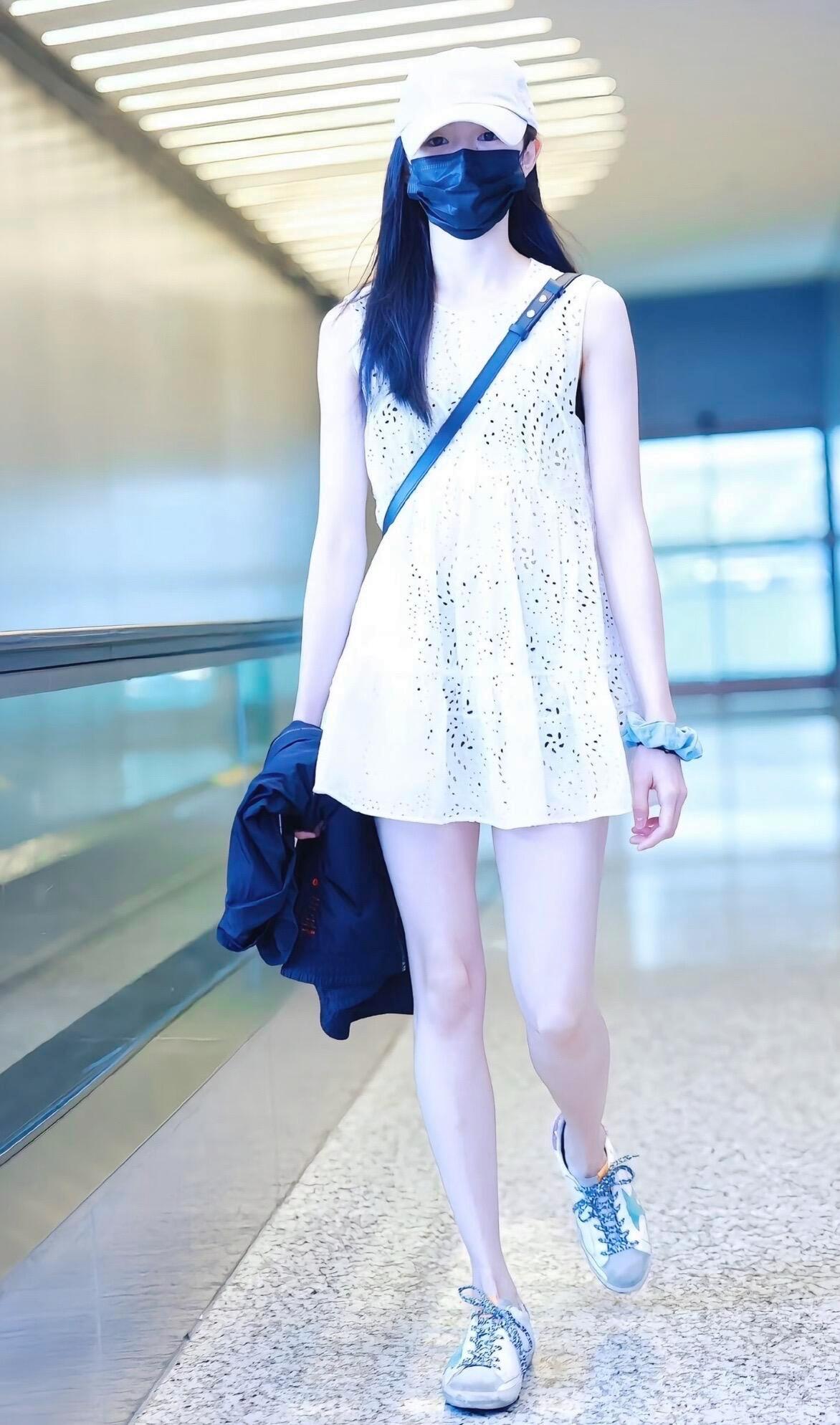 刘浩存这身材比例，真的是腰以下全是腿！这腿长，这比例，娱乐圈真的很少见吧！