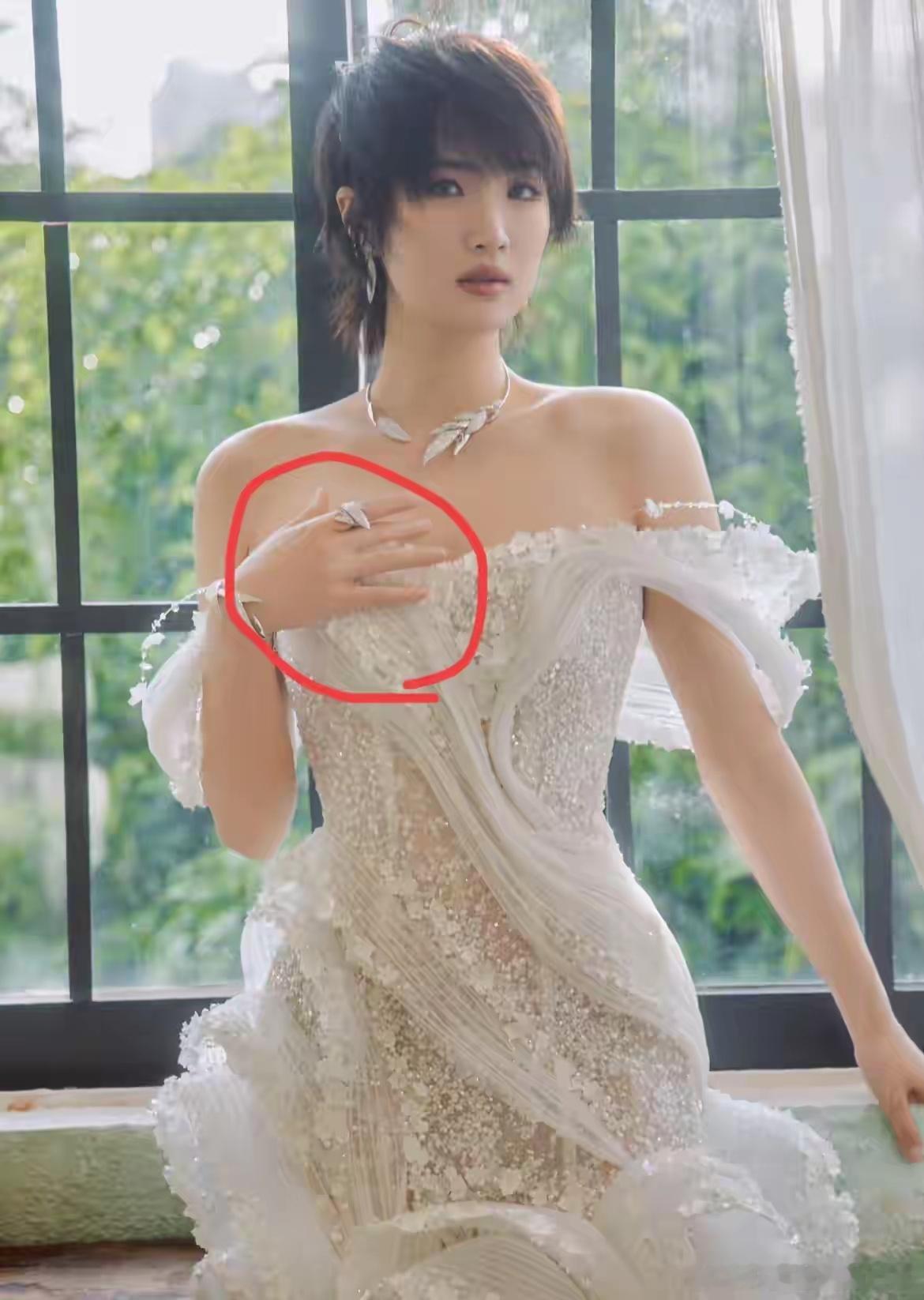 仔细看这张照片，大家有没有发现一个细节，不是姚安娜长得很瘦，而是她竟然都没有做美