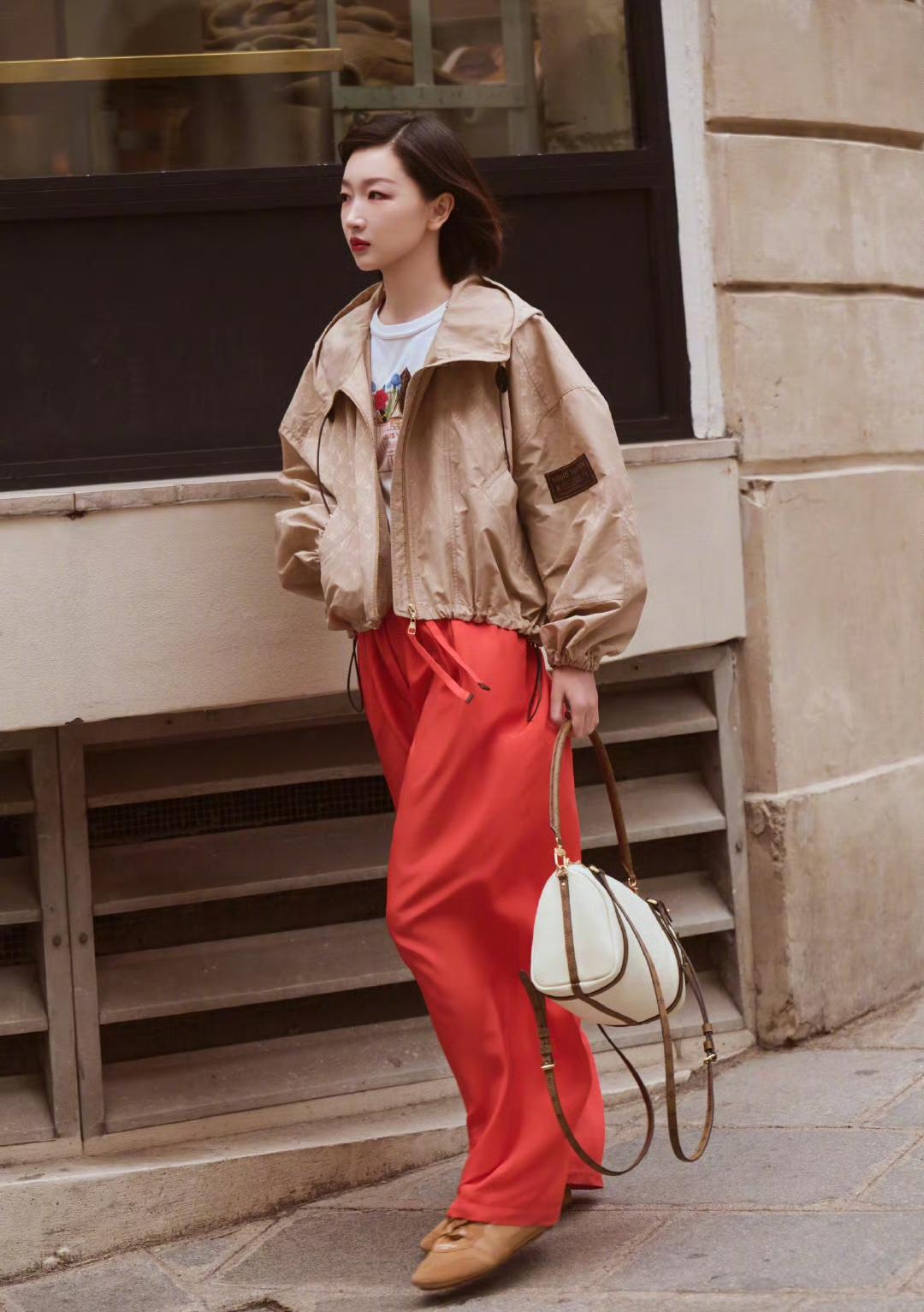 我发现周冬雨的衣品越来越好了……这一次的街拍穿搭卡其色风衣搭配红色阔腿裤