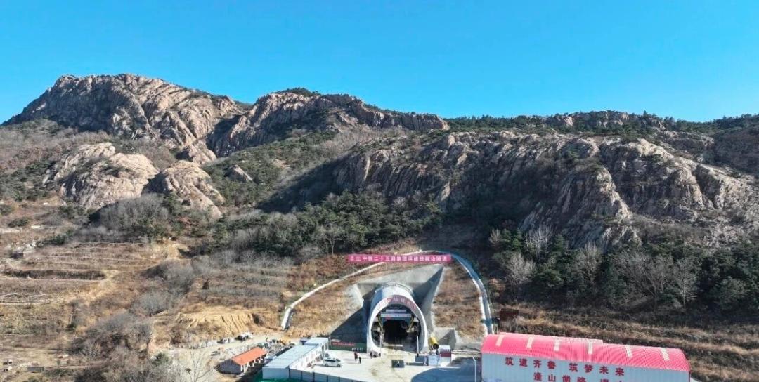 近日，潍宿高铁至青岛连接线工程中的铁橛山隧道顺利贯通。铁橛山隧道全长1292.6