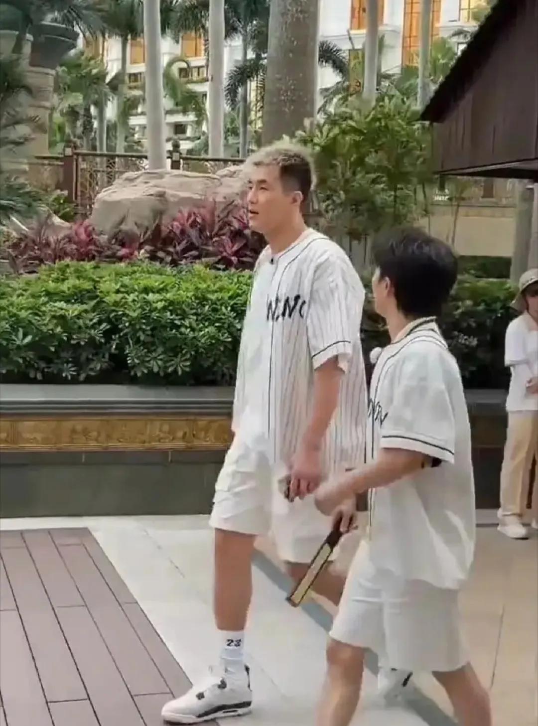 郭艾伦这次真是冤枉！估计他以后都不敢再上综艺了。他明明认认真真做节目，却没想