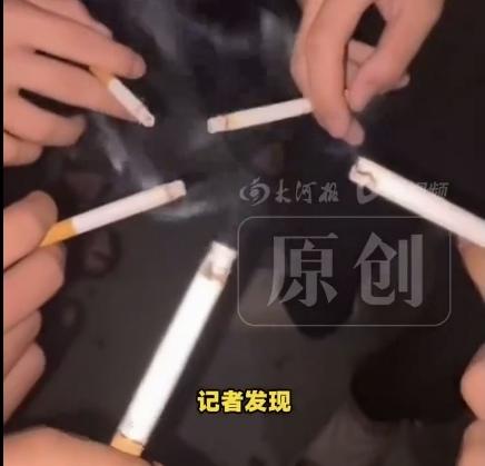 四川，一男大学家里穷，被学校减免学费，可他有抽烟习惯。突然，学校在2026-20