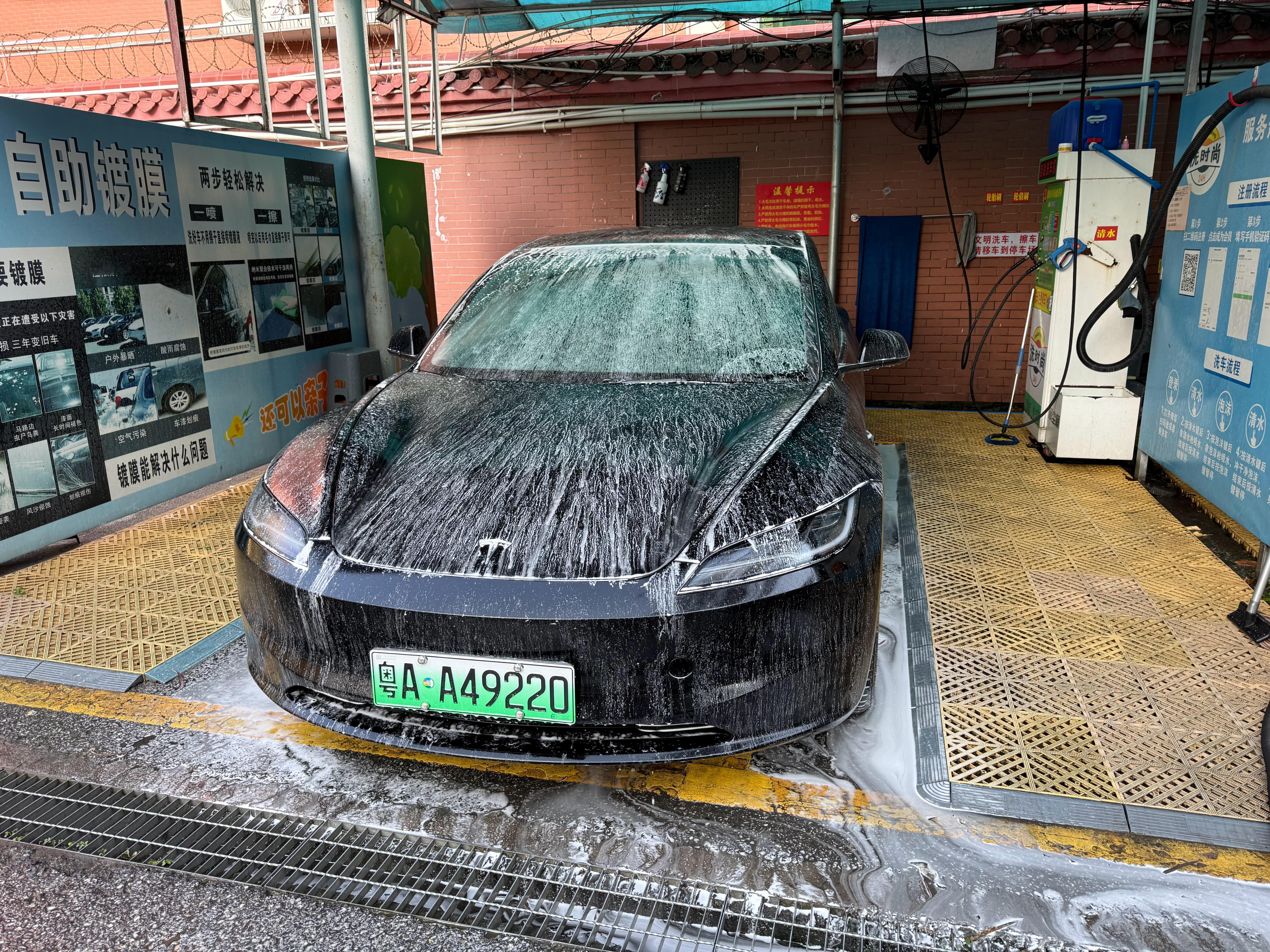 过年外面洗车太贵了，自己动手，立省100+。今天把毛豆3洗一洗，明天洗L