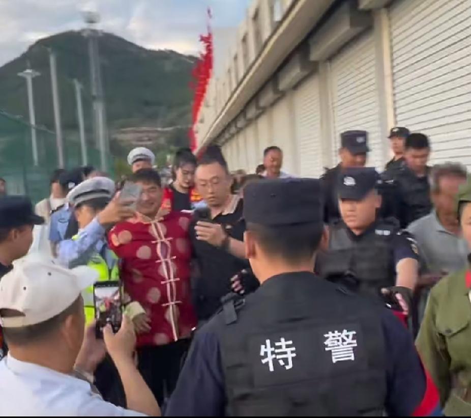 朱之文老师太火了，不仅普通老百姓喜欢，连人民警察都疯狂追星。网友:这是近水楼台