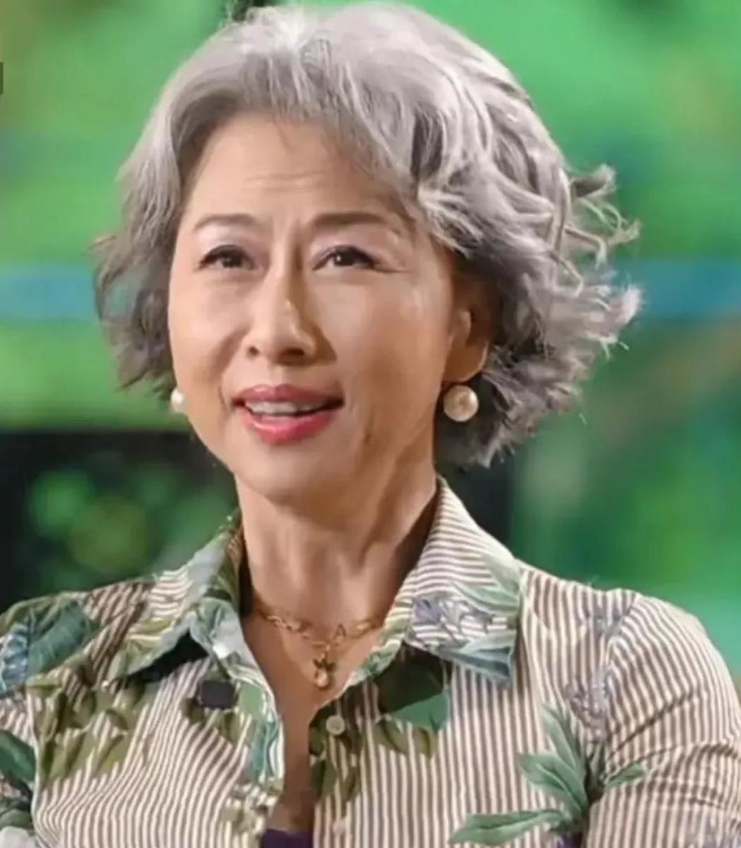 叶倩文说：1980年和费翔拍拖那会儿，他妈嫌我广东话带洋腔。有回聚餐，老太太故意