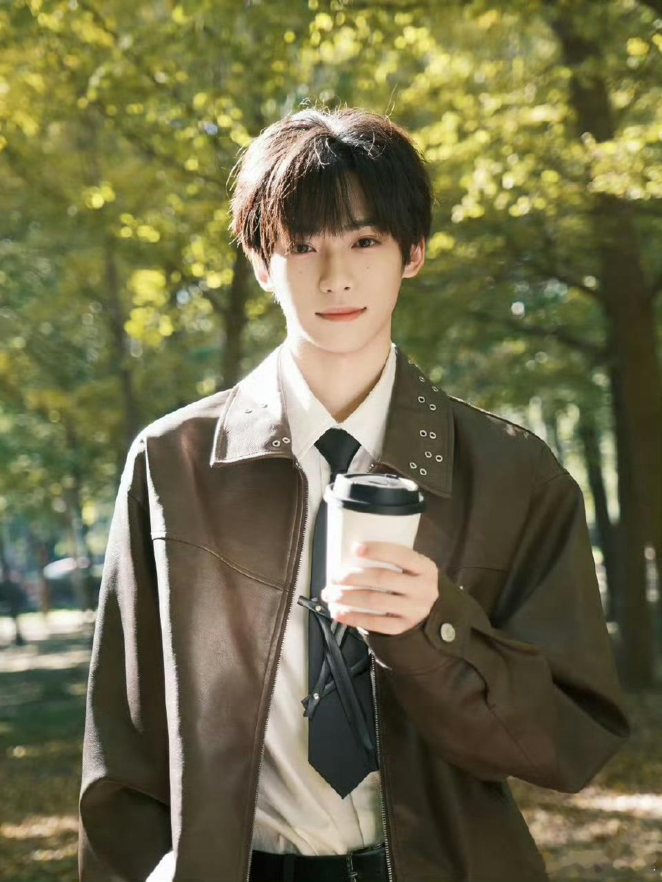 梓渝秋意大片帅气的秋日男友梓渝真的好帅啊期待演唱会！！梓渝游点意思2026巡回演