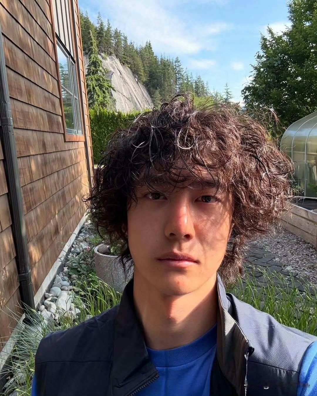 6月11日，王一博更新动态，差点没认出来长卷发泡面头，晒到泛红的脸，王一博活出