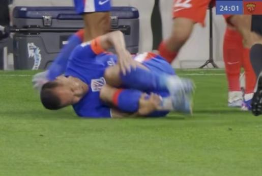 第24分钟申花球员自己摔倒，裁判立马给了黄牌，结果他蹭一下就爬起来了，啥事儿没有