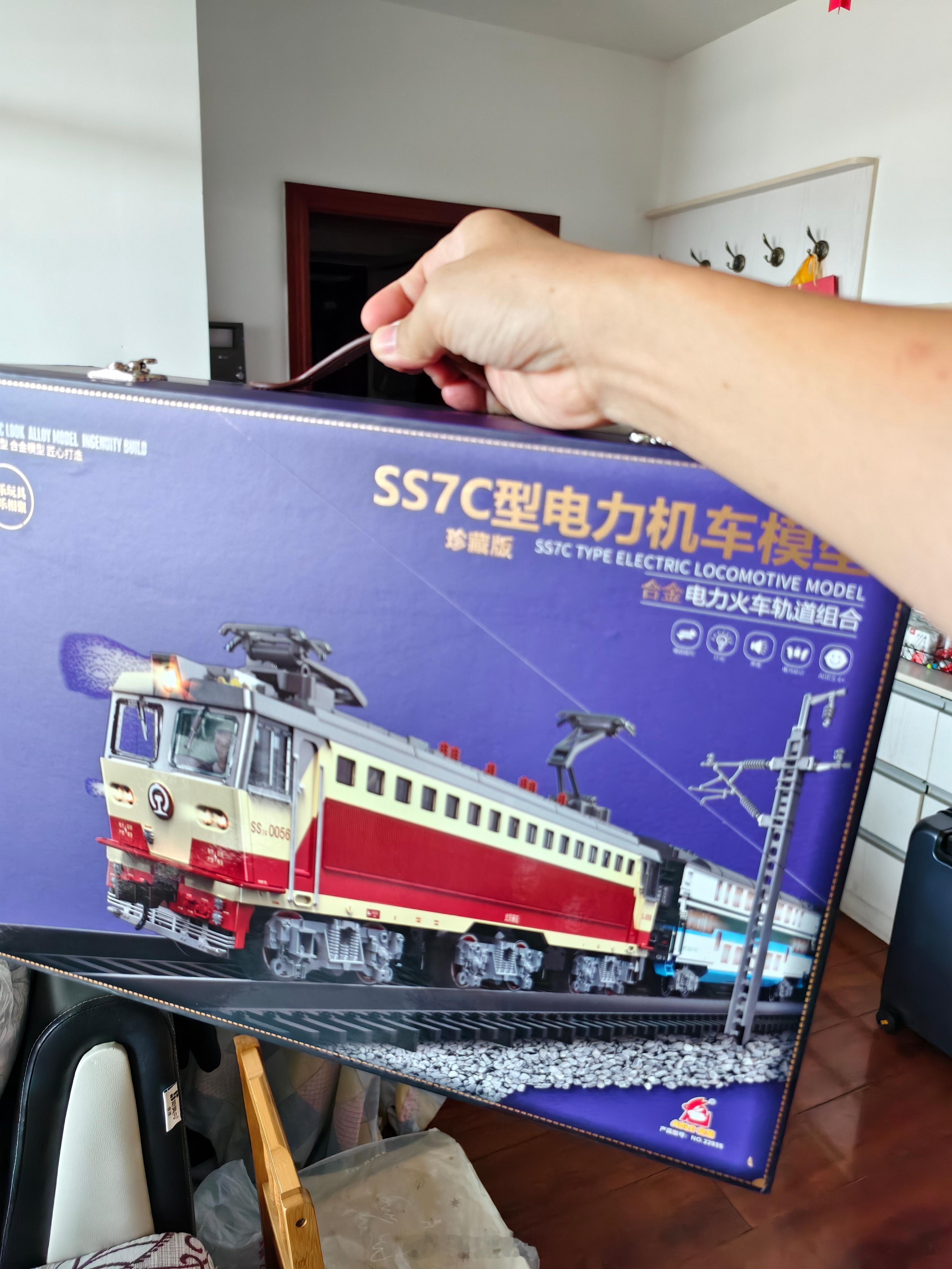 现在的儿童玩具做的真精致，连电力机车顶部的受电弓都可以动，细节相当丰富[吐舌头眯眼睛笑]​
