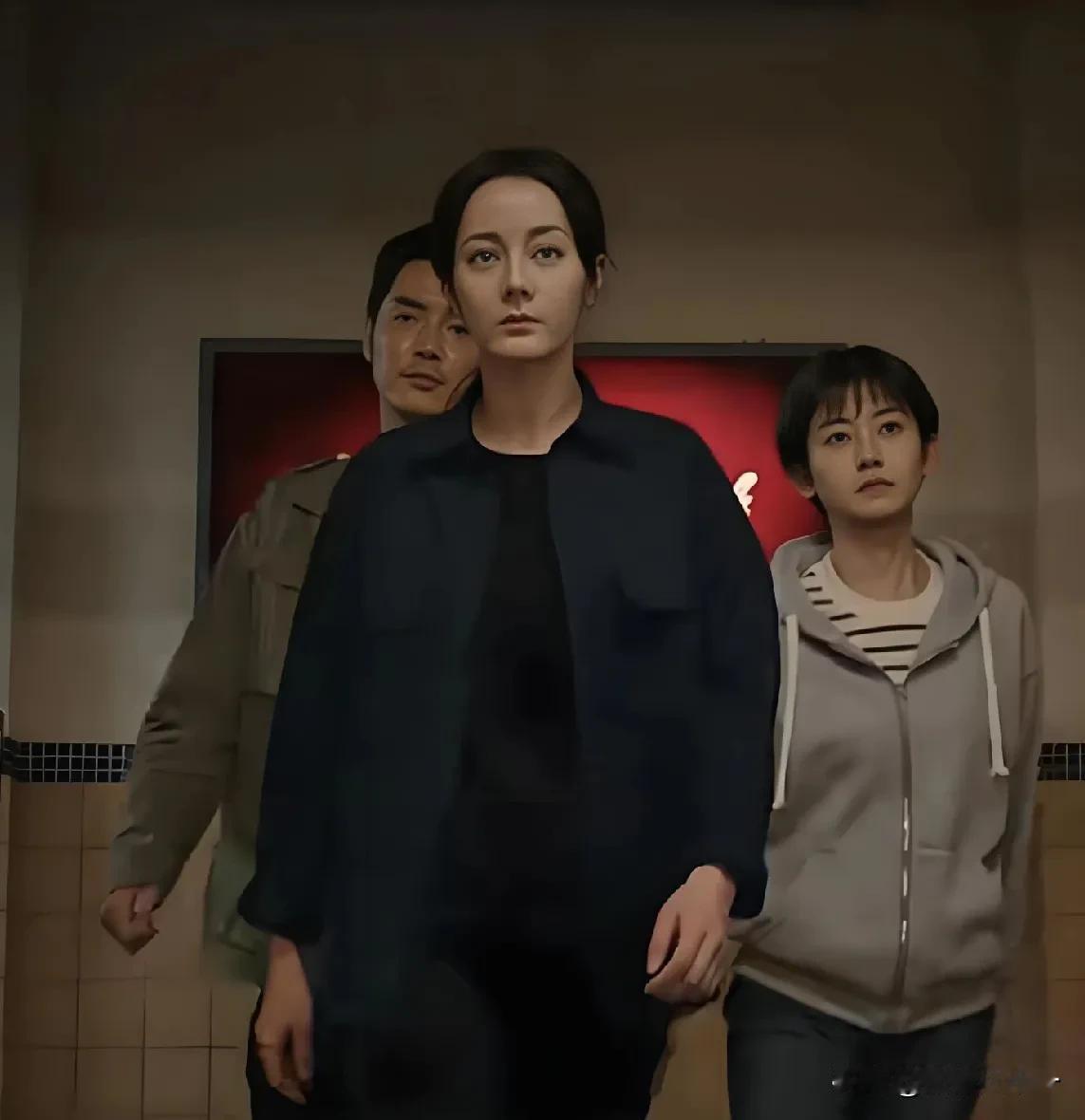 连看两集《利剑玫瑰》，男主帅女主美养眼组合很吸睛，可还是有一个不尽如人意