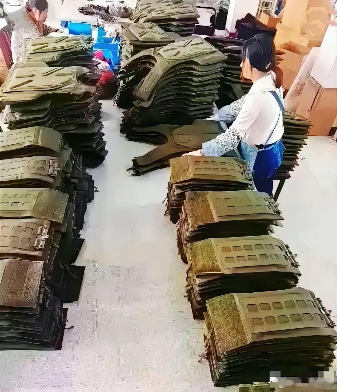 最近不少国内防弹衣厂都在加班加点生产，国外订单一个接一个，根本停不下来。有家防护