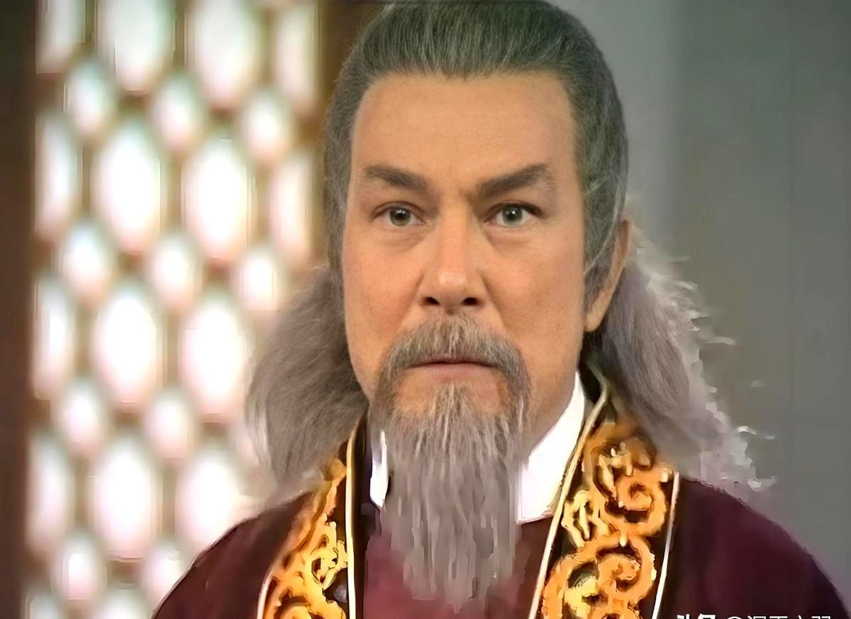 裘千仞当年武功都够一流了，却因为怕输没去第一次华山论剑，这步棋走得太蠢。人家五绝