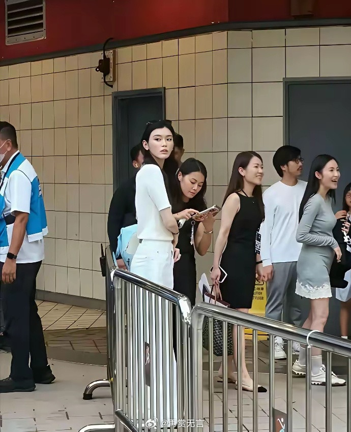 突然理解何猷君了，女明星真人这么绝美的吗？