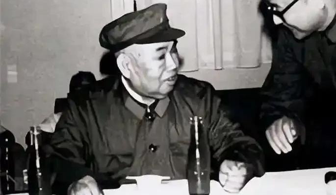 1962年，许世友担任南京军区司令员，授上将军衔，按当时正兵团级的工资标准，每月