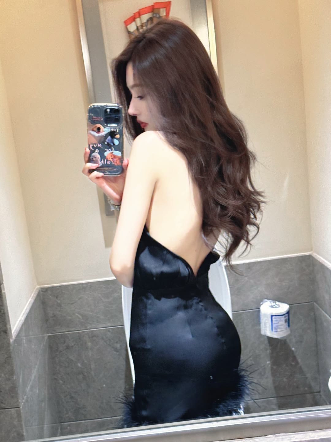 优雅黑裙，镜中自拍，美不胜收！💃👗💄