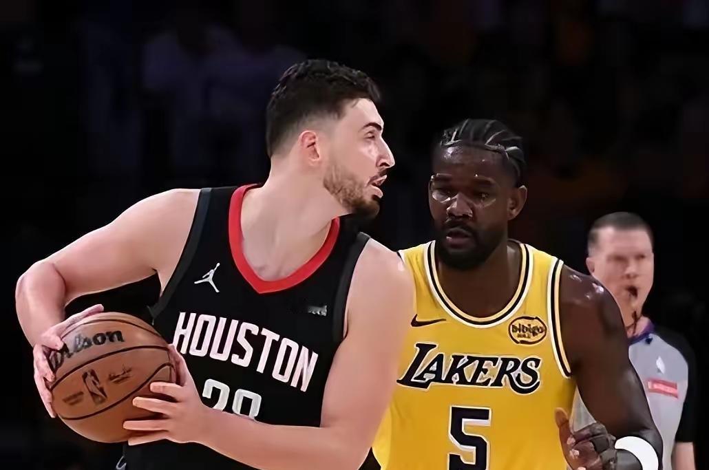 果然季后赛没有一个软柿子东部不被看好的76人、魔术都拿到了一个客场胜利；老鹰居