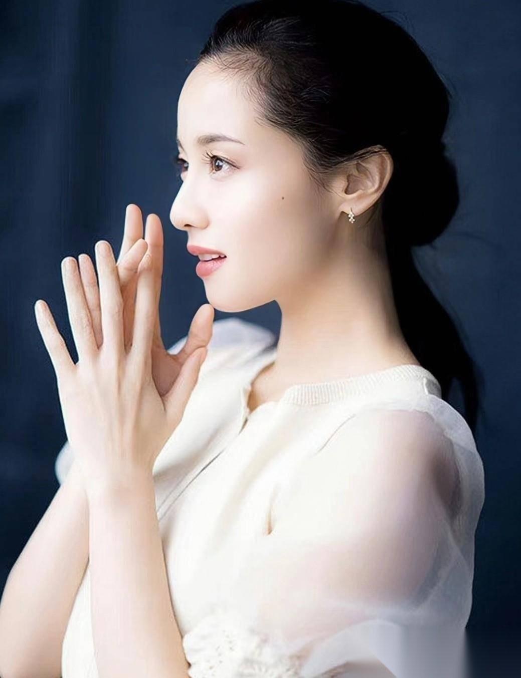 “一个月5次夫妻生活，超过按50万一次收费！”2009年，“亚洲第一美人”泽尻英