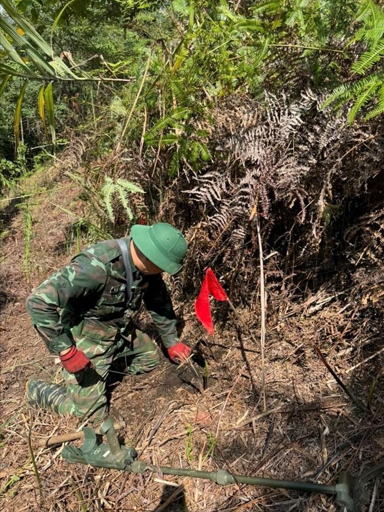 越军第一军区在谅山、高平边境线上开始清除当年对越自卫反击战时遗留的爆炸物近日