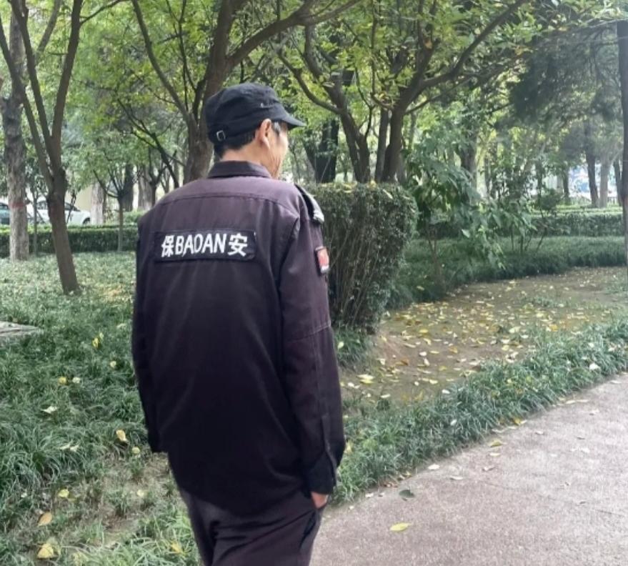 新来的保安昨天上班第一天就被警告了。原因是他在值班时候看到业主不打敬礼。应聘时候