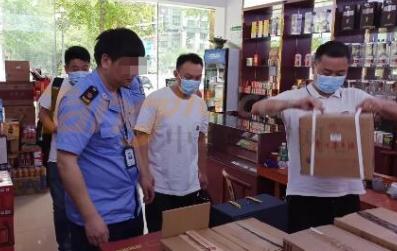 安徽，李某在电商平台两次低价买3箱剑南春白酒，经鉴定是假酒。他申请仅退款，商家只