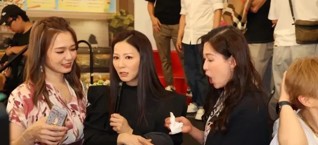 混了这么多年，还是头一次见这么坦诚的女明星，当着镜头的面，直接说“我们不是朋友，