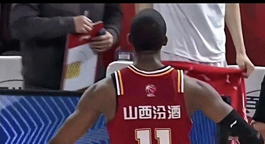 一场比赛，把陈家政肘倒三次，为什么CBA的裁判，这么纵容这个迪亚洛？王少杰进