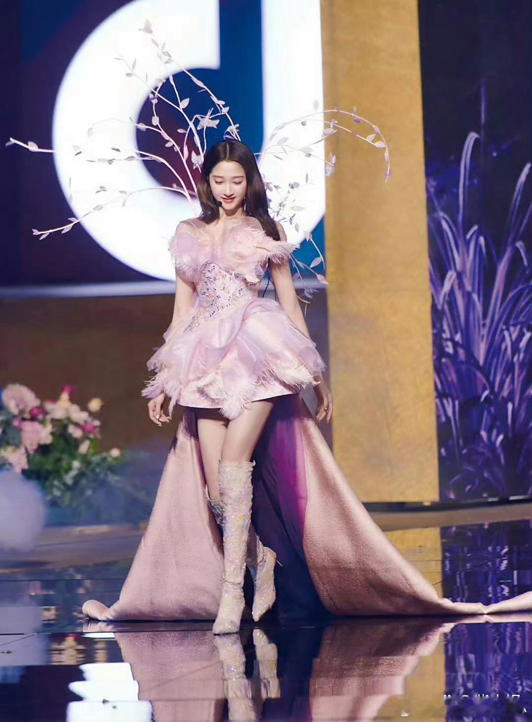 我敢说这是关晓彤舞台妆造最出彩的一次啊！​​​
