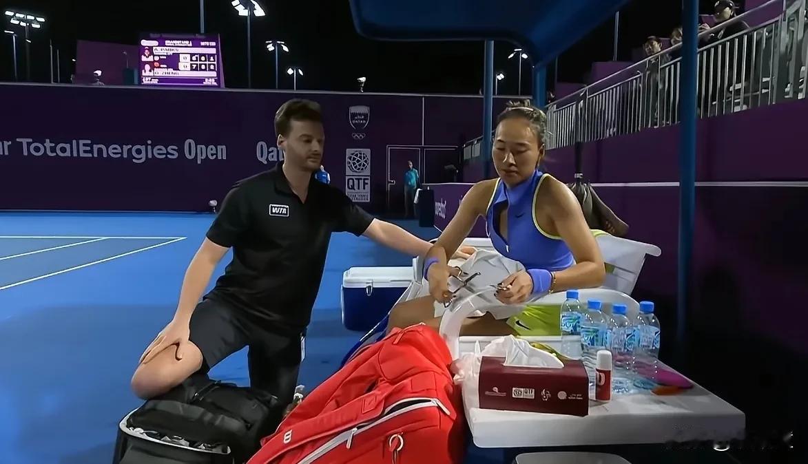 昨天郑钦文的比赛，着实把球迷吓了一跳…中间休息环节，防护员进场，很多人担心是否