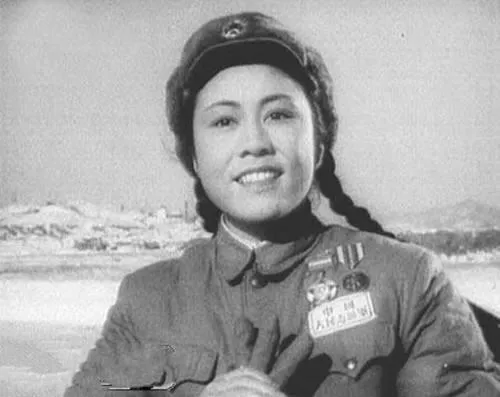 1951年，几名志愿军战士正沿着公路搜索，突然听到路边的草丛里，传来一声微弱的呼