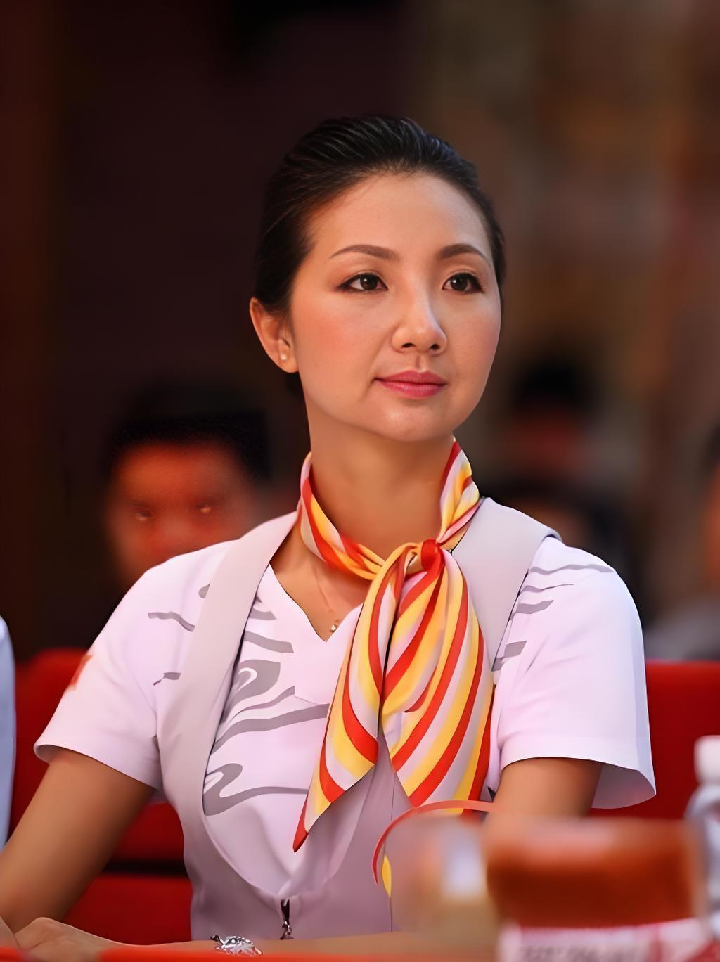 2012年，一架飞往乌鲁木齐的飞机升至5000米高空，空姐突然推着餐车猛地撞向驾