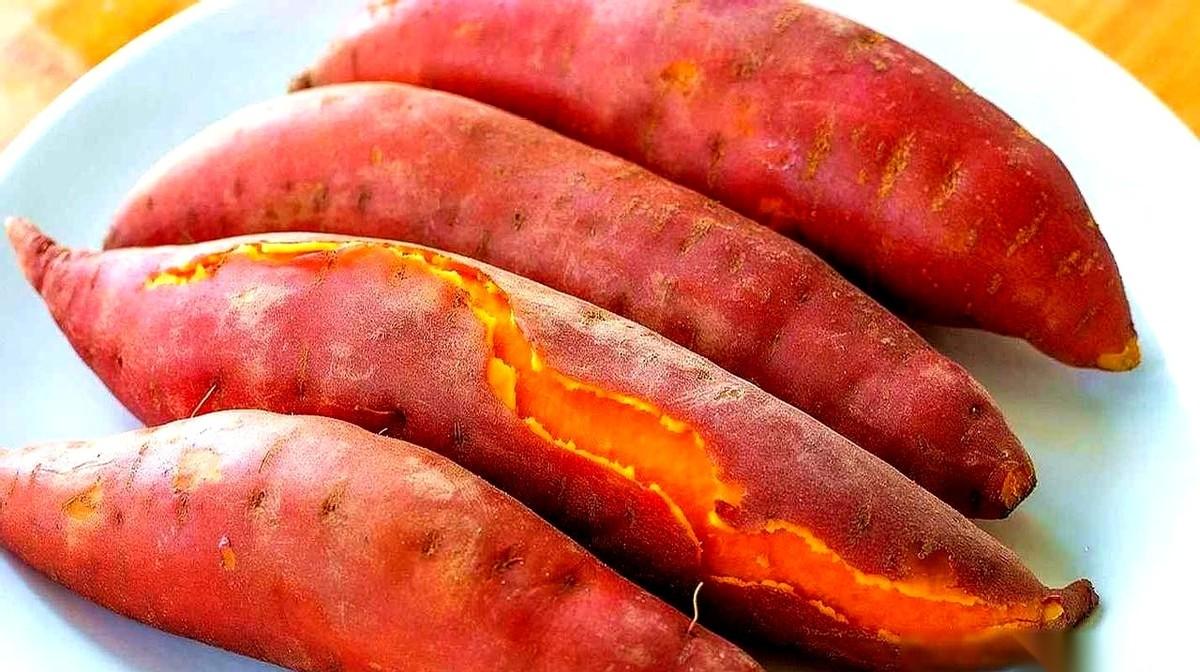 差点被一个阿姨吓死。就上周，跟发小在路边摊一人捧个烤红薯，吃得正香呢。旁边一阿