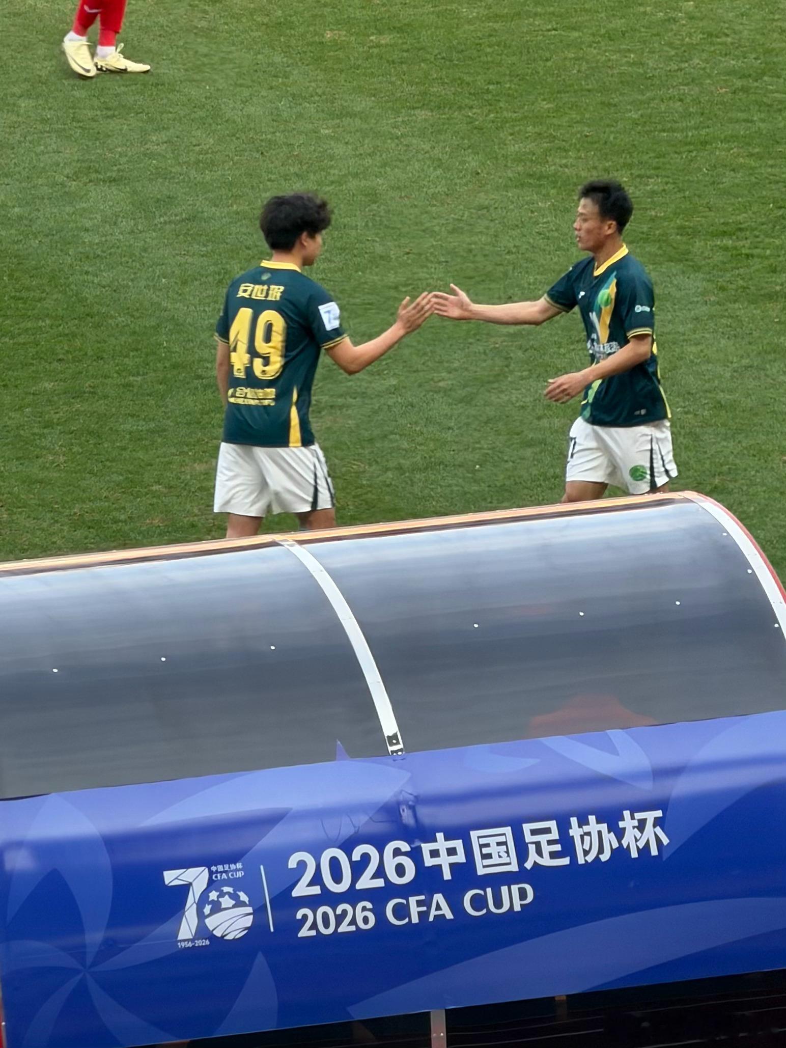 2016赛季中超联赛某轮，恒大足校16岁的张奥凯在天河体育中心替换郑智上场并戴上