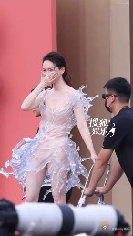 戚薇用小推车推着走红毯推车出场自带气场，戚薇这波红毯操作太会玩。​​​