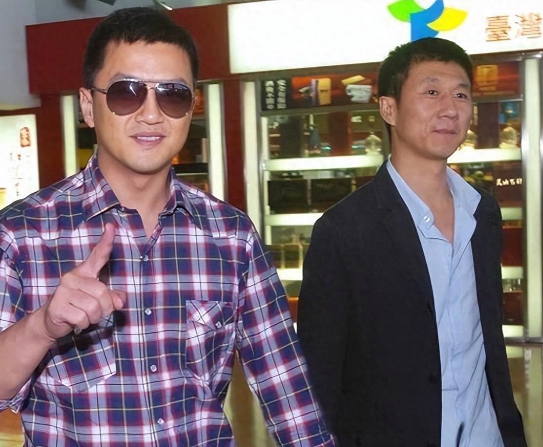 李亚鹏和哥哥李亚炜，整整18年没说过话。18年前，哥哥为了帮在演艺圈没人脉的弟