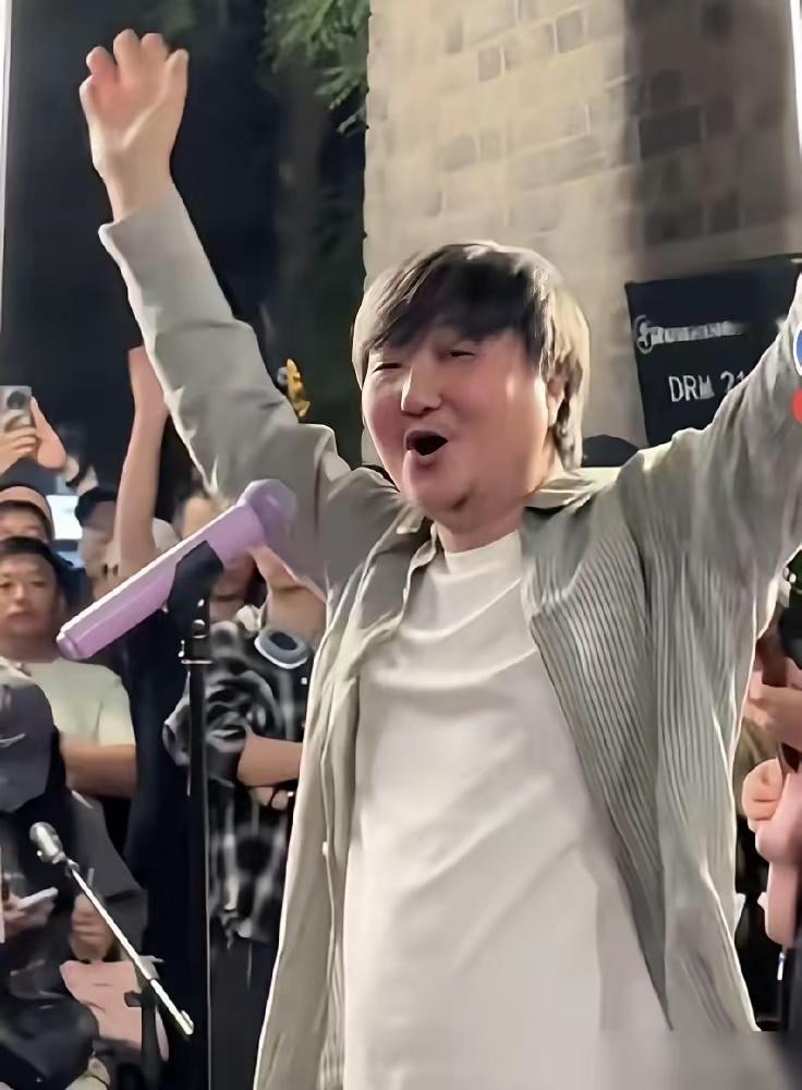 西安南门外终于看到了传说中的王大治人确实不帅但是，很幽默风趣、随和、看起来