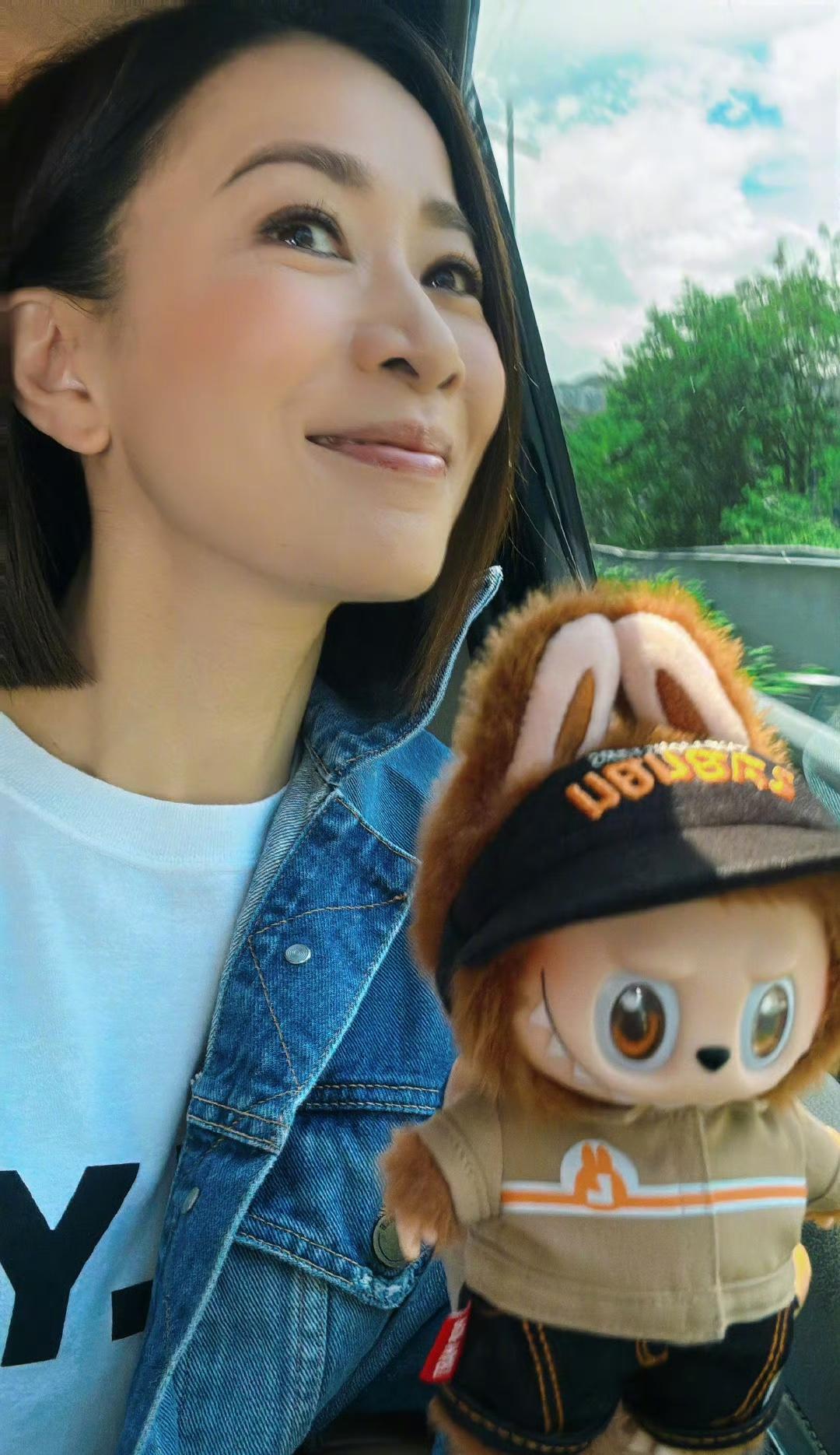 佘诗曼也挺可怜的，年过50依然单身未婚，如今和labubu为伴[捂脸哭][捂脸哭]