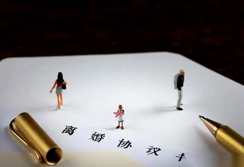 砰。热水瓶的内胆碎了一地。银色的水银粉，混着我妈捡碎片划破的鲜血，在水泥地上