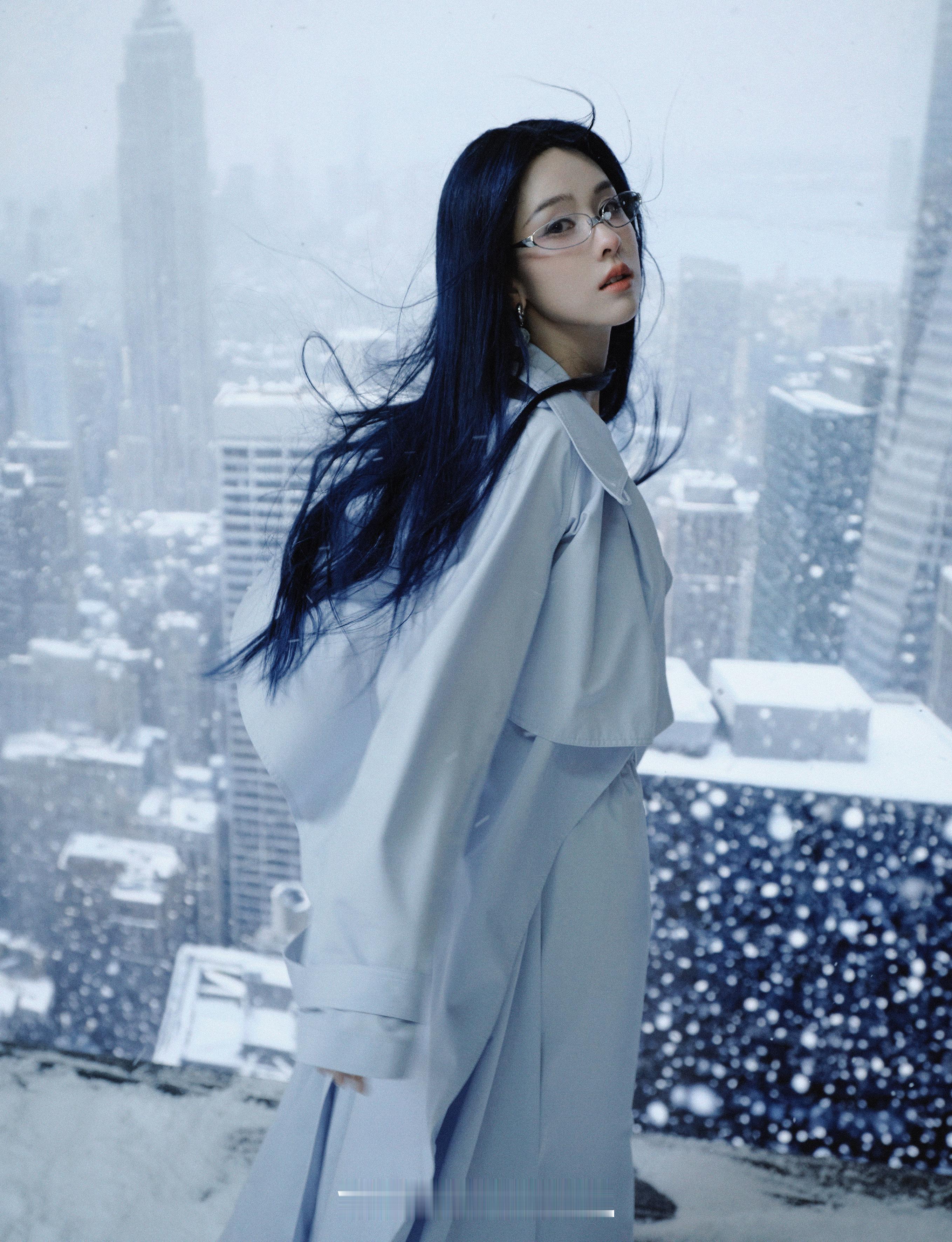 陈都灵身着LOEWE与PORTS全新系列亮相Wonderland.中文版十二