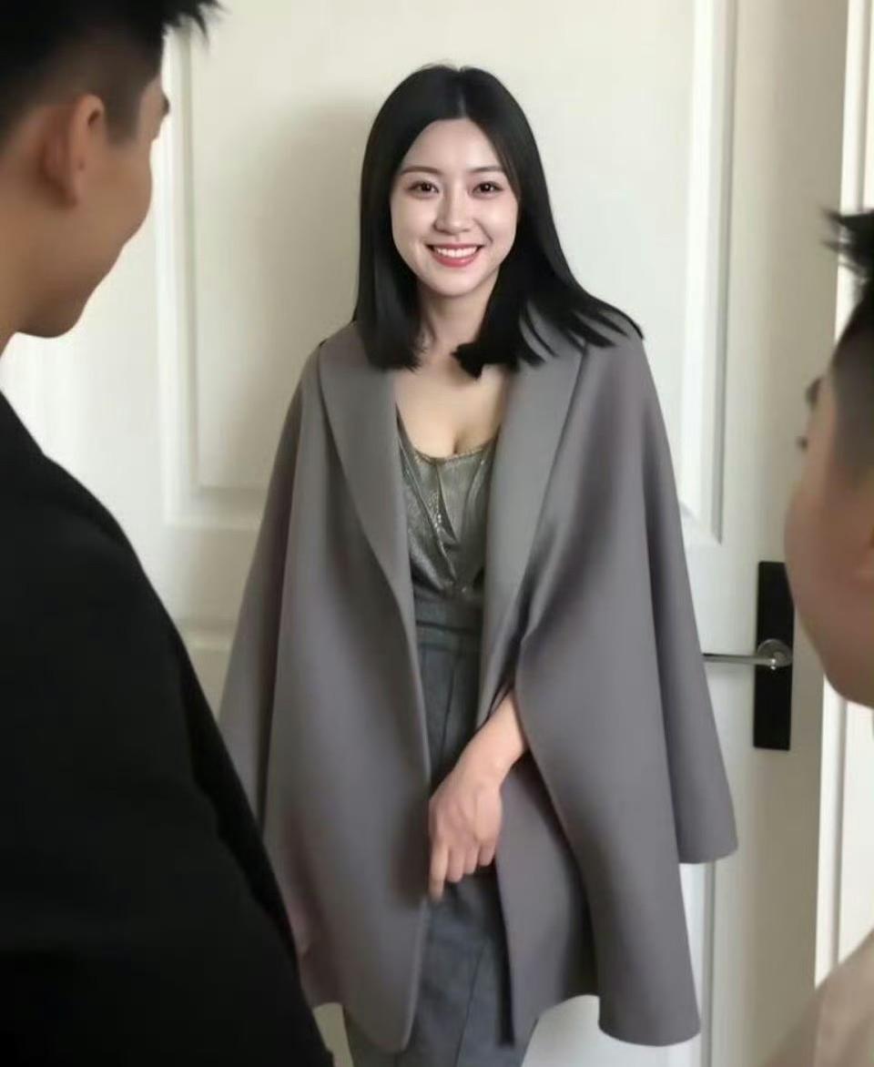 伴娘挡门，没人敢下手！！