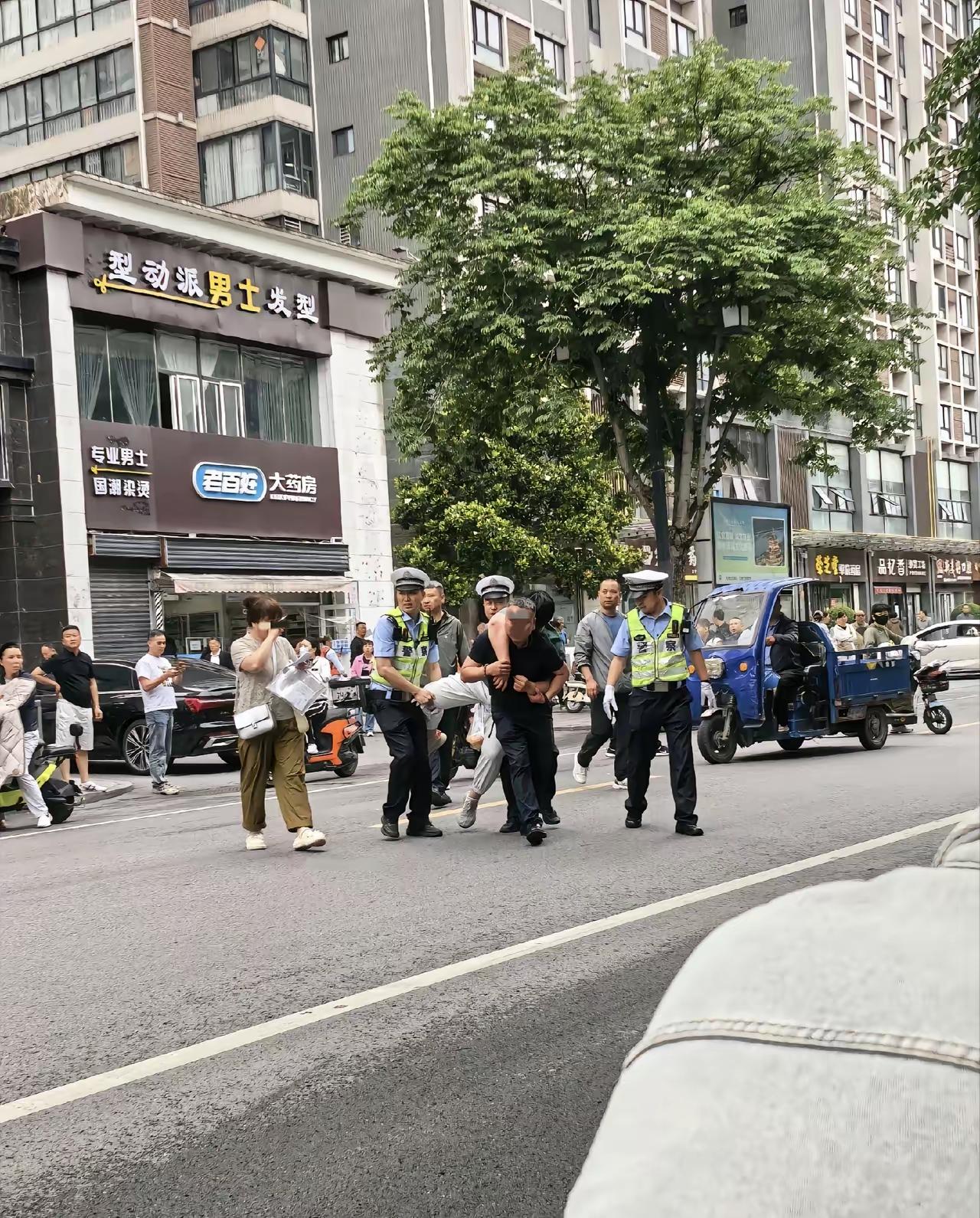 见过忘带准考证的、身份证的，也见过睡过头迟到的，可是吓得腿发软，走不动道的考